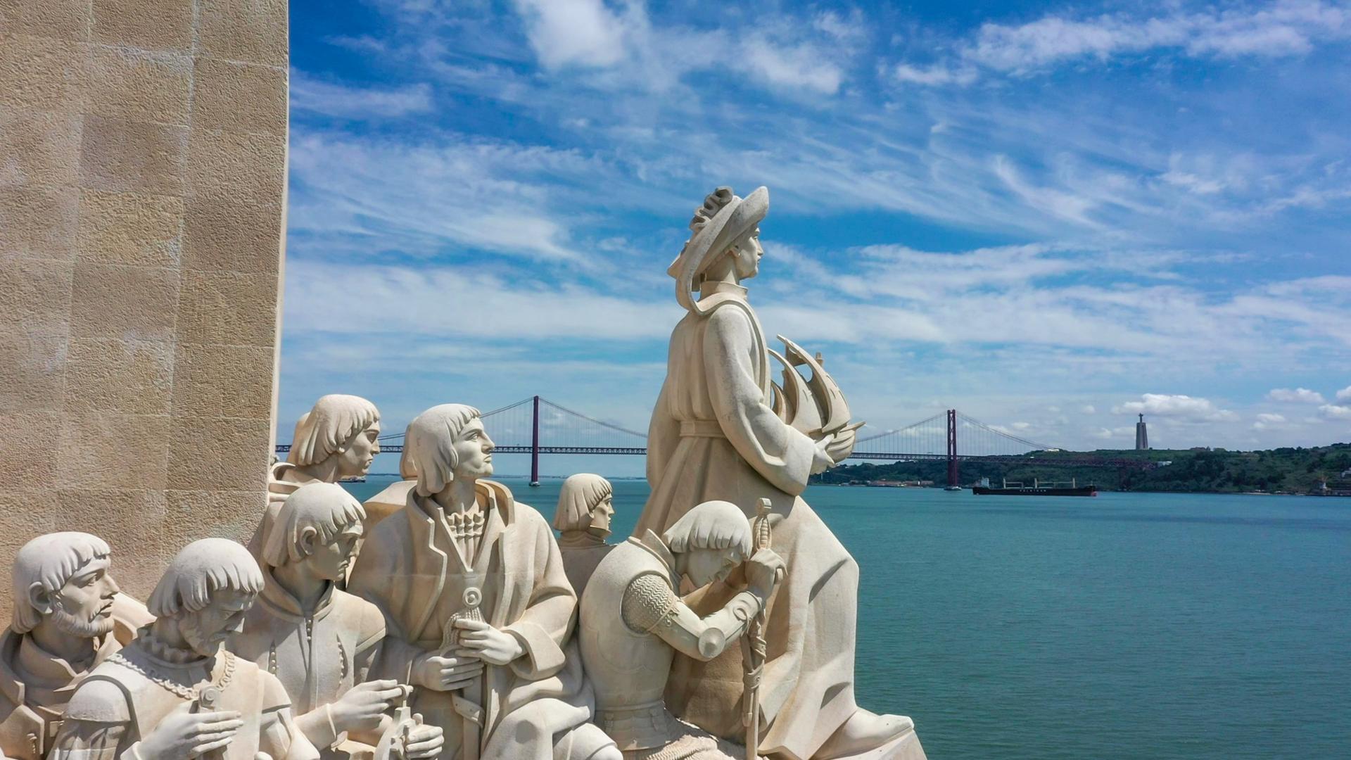 Padrão dos Descobrimentos com vista para o rio Tejo